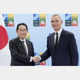 NATOのストルテンベルグ事務総長（右）と握手する岸田首相（Ｃ）共同通信社