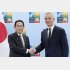 NATOのストルテンベルグ事務総長（右）と握手する岸田首相（Ｃ）共同通信社