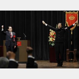 母校の早稲田大で講演し、校歌を歌う岸田首相（Ｃ）共同通信社