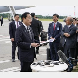 空振り外交（空港で記者団の取材に応じる岸田首相）／（Ｃ）共同通信社