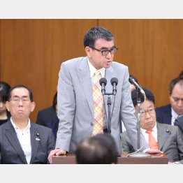 ポンコツ推進3大臣（答弁する河野デジタル相と松本総務相㊧、　加藤厚労相㊨）