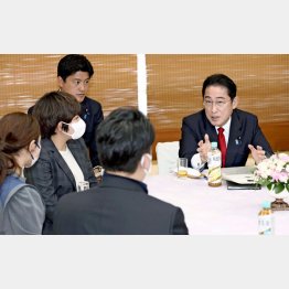 車座対話で国民の理解を得られるのか（右が岸田首相、代表撮影）