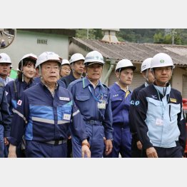 大臣として被災地現場で何を見てきたのか（佐賀県唐津市を視察する谷公一防災担当相＝左手前）／（Ｃ）共同通信社