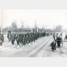 日露戦争時代の軍隊の行進＝1904（明治37）年、東京・日比谷（Ｃ）イマジンネット画廊所蔵／共同通信イメージズ
