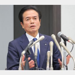 記者会見するビッグモーターの兼重宏行社長（C）日刊ゲンダイ