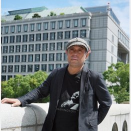 ノンフィクションライターの松本創氏（後方は、大阪市庁舎）／（Ｃ）日刊ゲンダイ