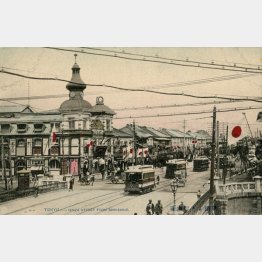 明治後期～大正期に撮られた新橋から銀座通りに至る街並み。博品館と路面電車が見える（Ｃ）イマジンネット画廊所蔵／共同通信イメージズ