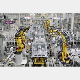 世界首位のファナックだが…（同社の車溶接ロボット）　（Ｃ）ＣＦＯＴＯ／共同通信イメージズ