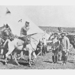 日露戦争で、満州軍野戦司令部を訪問する山縣有朋元帥（左の馬上）と、山縣を迎える満州軍司令官の大山巌（敬礼の右）と満州軍参謀長の児玉源太郎（同左）／（Ｃ）共同通信社