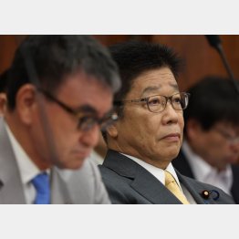 廃止に固執（河野太郎デジタル相と加藤勝信厚労相＝右）／（Ｃ）日刊ゲンダイ