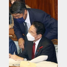 あらゆる重要政策で“影の総理”に依存（岸田首相と後方の木原副官房長官）／（Ｃ）日刊ゲンダイ