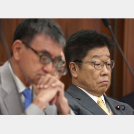 転んでもタダでは起きない（河野太郎デジタル相と加藤勝信厚労相＝右）／（Ｃ）日刊ゲンダイ