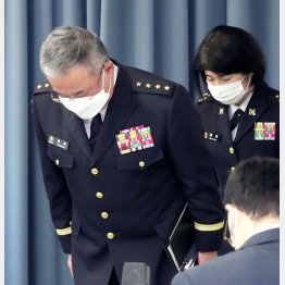 元自衛官性被害問題では5人が免職した（会見を終え一礼する吉田圭秀陸上幕僚長＝左、2022年12月）／（Ｃ）共同通信社