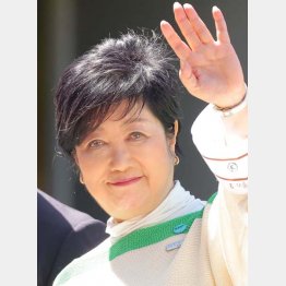 抜け目ないパフォーマンス（小池百合子都知事）／（Ｃ）日刊ゲンダイ