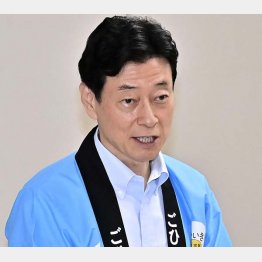 福島の海産物を試食（西村康稔経産相＝代表撮影）