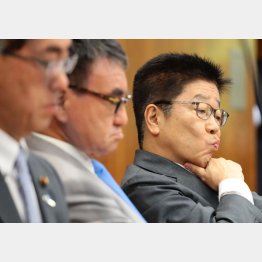 都合の悪いは数字は出さない（加藤勝信厚労相＝右）／（Ｃ）日刊ゲンダイ