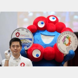「日本国際博覧会協会」は都合よく学生ボランティアを募っているのでは？（同協会副会長の吉村洋文大阪府知事と大阪・関西万博のマスコット「ミャクミャク」）／（Ｃ）共同通信社