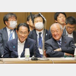 “増税請負人”が官邸入り（前列が岸田首相と鈴木俊一財務＝右）／（Ｃ）日刊ゲンダイ