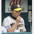 ベンチでパインアメを口にする岡田監督（Ｃ）共同通信社