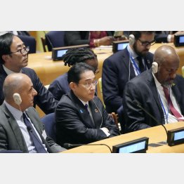 外遊は息抜きか（国連で「SDGs」に関する首脳級会合に臨む岸田首相＝中央）／（Ｃ）共同通信社