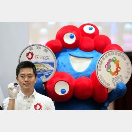 間に合うのか…？（大阪の吉村洋文府知事と大坂・関西万博公式キャラクターのミャクミャク）／（Ｃ）共同通信社