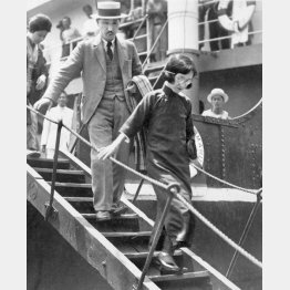 宮崎龍介と妻の柳原白蓮（1931＝昭和6＝年6月6日、神戸港）／（日本電報通信社撮影）