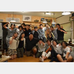 加藤鮎子大臣（前列左2）と肩を組む池田友喜氏（同左3、＝加藤大臣の夫のSNSから）