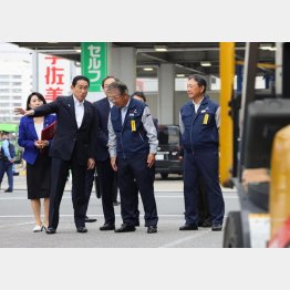 大事なのは包みではなく「中身」だろう（大田区の運送会社を視察する岸田首相＝代表撮影）
