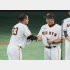 阿部ヘッドコーチ（右）と握手をする原監督（Ｃ）日刊ゲンダイ