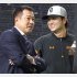 誰もが由伸監督の後ろに原監督の影を見ていた（由伸監督と話す原辰徳ジャイアンツ球団特別顧問＝当時）／（Ｃ）日刊ゲンダイ