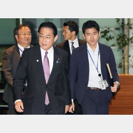 世襲3代目の古びた家庭観の持ち主（岸田首相と秘書官だった長男・翔太郎氏）／（Ｃ）共同通信社