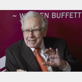 バークシャー・ハサウェイ社のウォーレン・バフェット会長（Ｃ）AP=共同