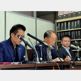 山口広弁護士（中央）はときおり声を詰まらせた（提供写真）