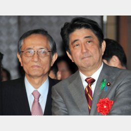 地元は単なる票田？（安倍元首相と細田衆院議長）／（Ｃ）日刊ゲンダイ