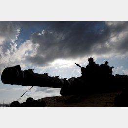 中東情勢は一発即発（パレスチナ自治区ガザ国境線で警戒するイスラエル軍）／（Ｃ）ロイター