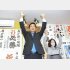 参院徳島・高知選挙区の補欠選挙で当選を決め万歳をする、野党支援の広田一氏（Ｃ）共同通信社