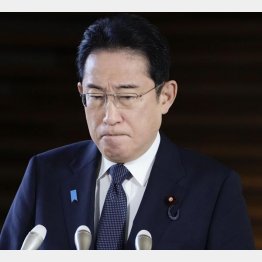 厳しい表情で記者団の取材に応じる岸田首相＝23日午前（Ｃ）共同通信社