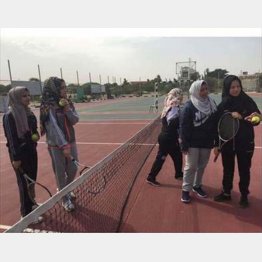 大学の授業では女子もテニスを（2018年ガザ）／（撮影）小田切拓