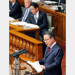 とうとう身内からも…（代表質問をする世耕弘成参院幹事長。岸田首相＝後方）（Ｃ）日刊ゲンダイ
