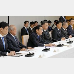 26日、政府与党政策懇談会で岸田首相（中央）が指示（Ｃ）共同通信社