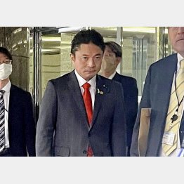 説明を避け“雲隠れ”…（無言で法務省を後にする自民党の柿沢未途衆院議員＝中央、31日）／（Ｃ）共同通信社