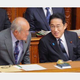 鈴木財務相（左）と岸田首相（Ｃ）日刊ゲンダイ