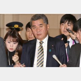 「引き続き職務の逐行」とは、全く反省なく開き直り（記者団に質問される神田憲次財務副大臣＝9日）／（Ｃ）日刊ゲンダイ