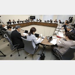 さっそく「国民負担増徴収」について意見交換（Ｃ）共同通信社