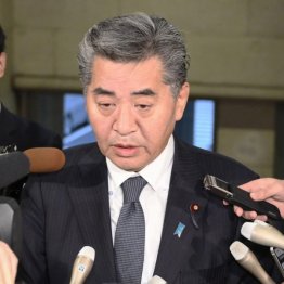 財務副大臣を辞任し、報道陣の取材に応じる神田憲次氏（Ｃ）共同通信社