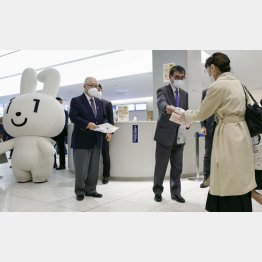 13日、チラシを配りながら「マイナ保険証」を呼びかける河野デジタル相（中央右）と武見厚労相（同左）＝東京慈恵会医大付属病院（Ｃ）共同通信社