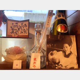 柳橋「ときわ」の店内には淑子夫人の若き頃の写真も（Ｃ）日刊ゲンダイ