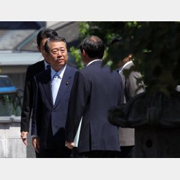 金丸信氏の墓参りをする小沢一郎氏＝2010年（Ｃ）日刊ゲンダイ