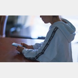 子どものスマホは時間を決めて使用（Ｃ）iStock