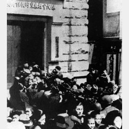 金融恐慌で東京貯蓄銀行の取り付け騒ぎ（1927年2月）／（Ｃ）共同通信社